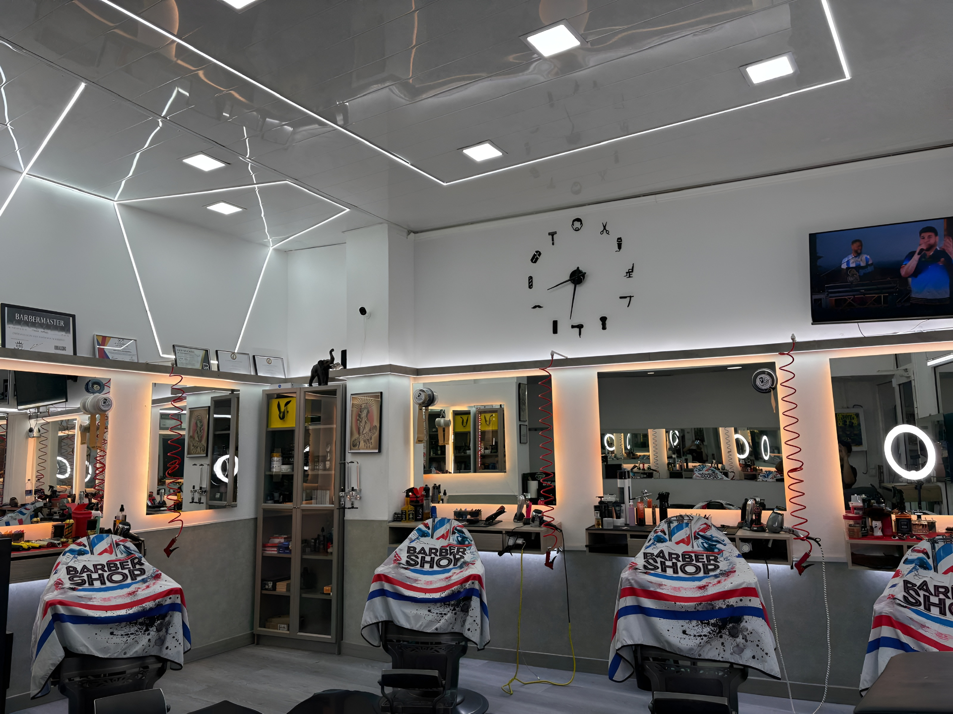 Interior del salón de Frank Nou Estil Barbershop en Nou Barris, Barcelona