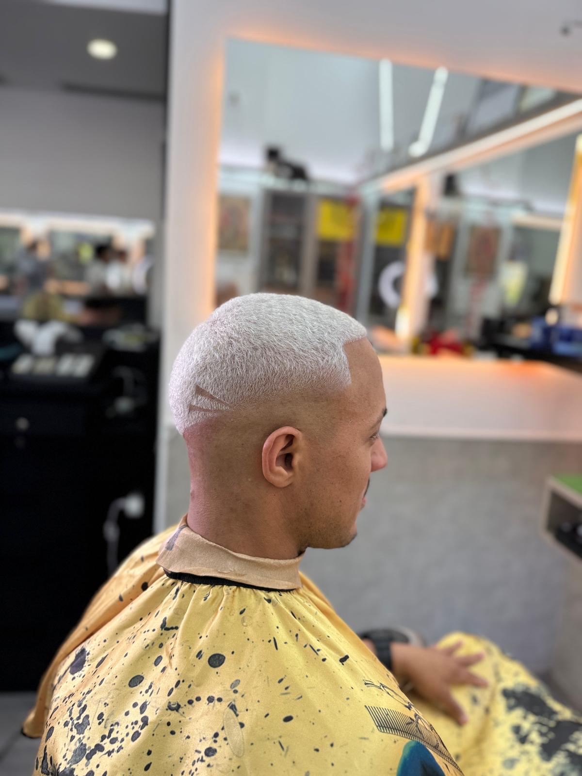 Decoloración platino con razor art lateral — Frank Nou Estil, Nou Barris Barcelona