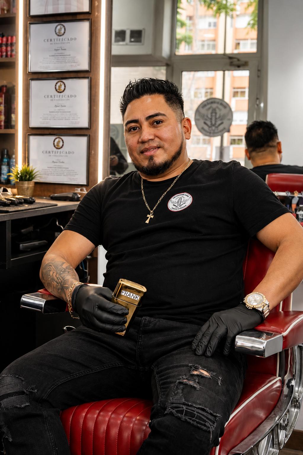 Frank García, propietario y barbero principal de Frank Nou Estil Barbershop