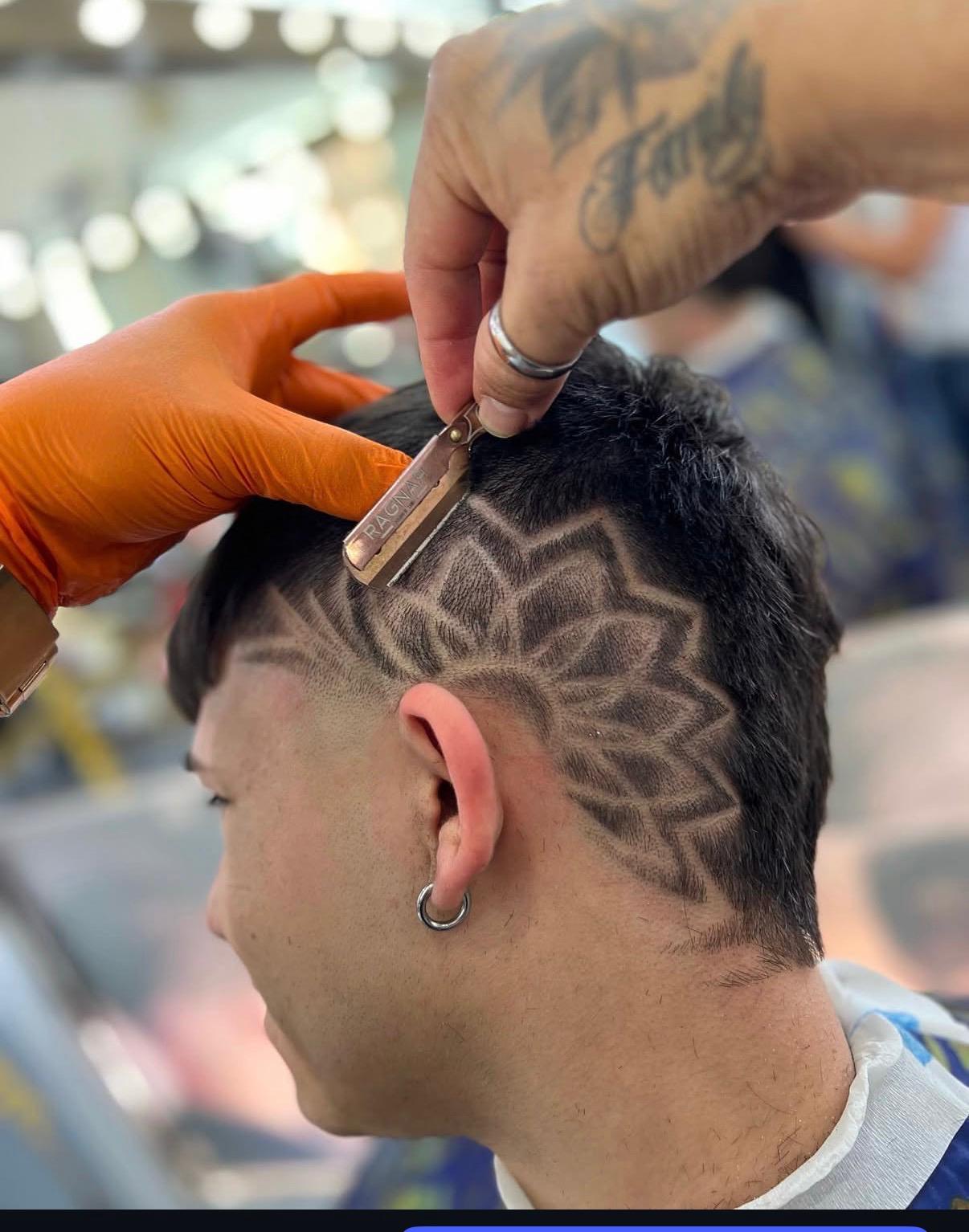 Razor art mandala en proceso con navaja — barbería Frank Nou Estil