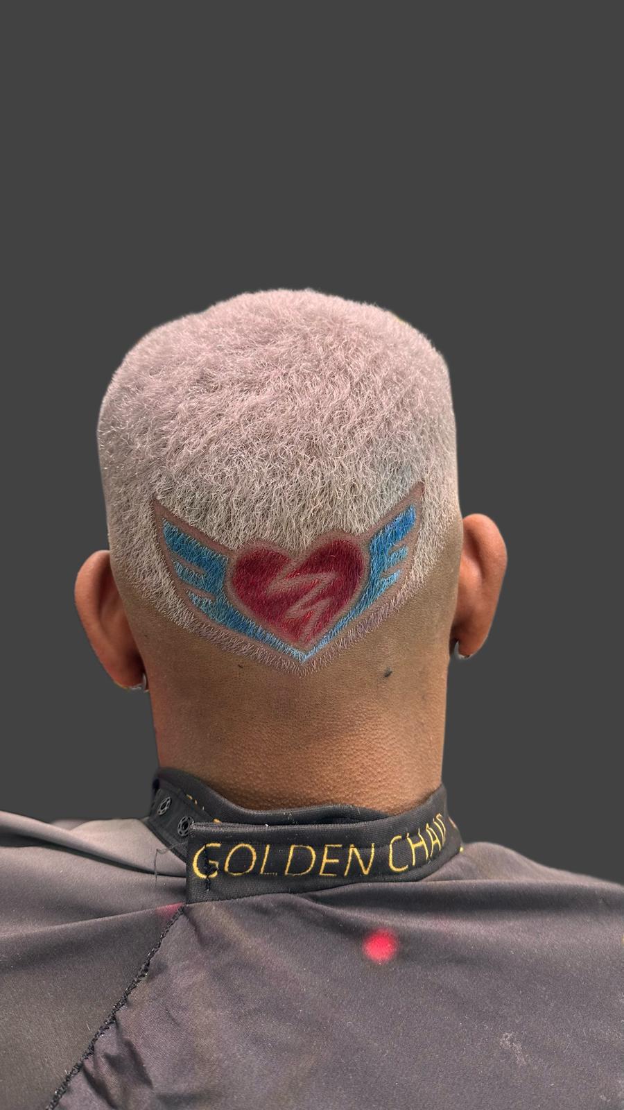 Decoloración platino con diseño de corazón alado a color en nuca — Frank Nou Estil