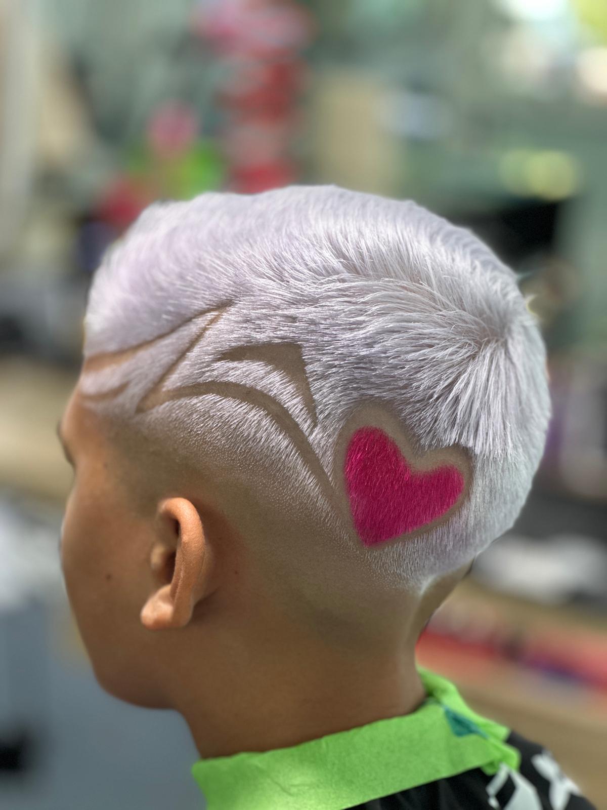 Decoloración platino con razor art y corazón rosa fucsia — diseño personalizado