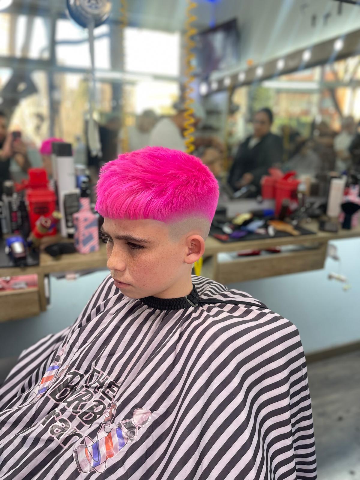 Coloración fantasía rosa fucsia con degradado limpio — barbería Frank Barcelona