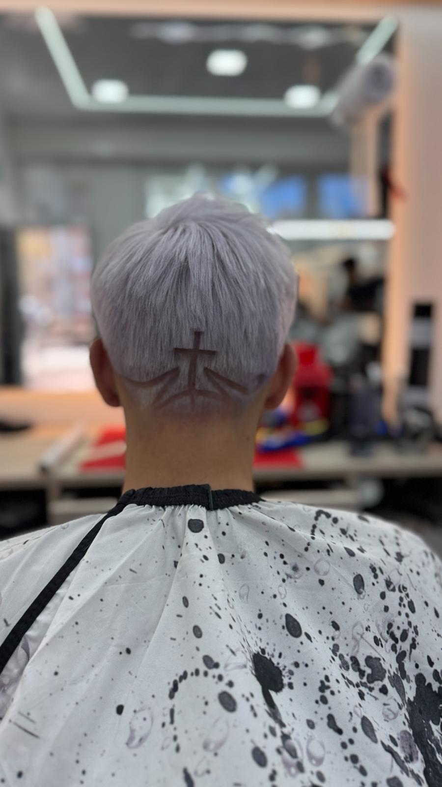 Coloración gris perla con diseño geométrico en nuca — Frank Nou Estil Barcelona